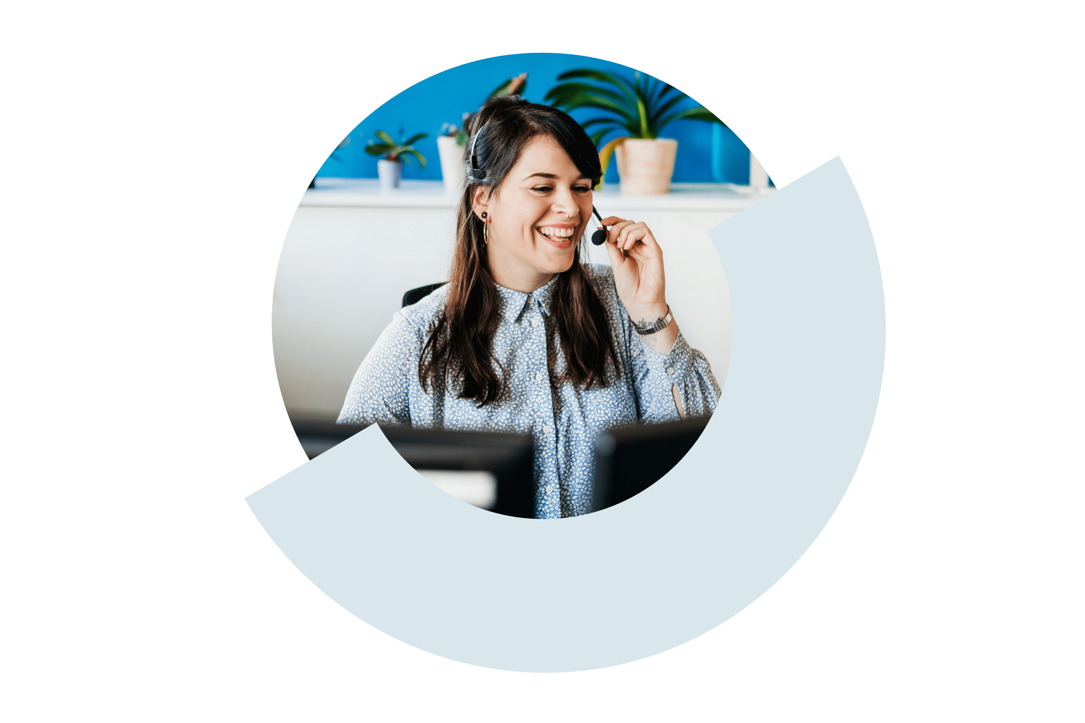 Eine lächelnde Kundenserviceberaterin mit einem Headset spricht mit Kund:innen.