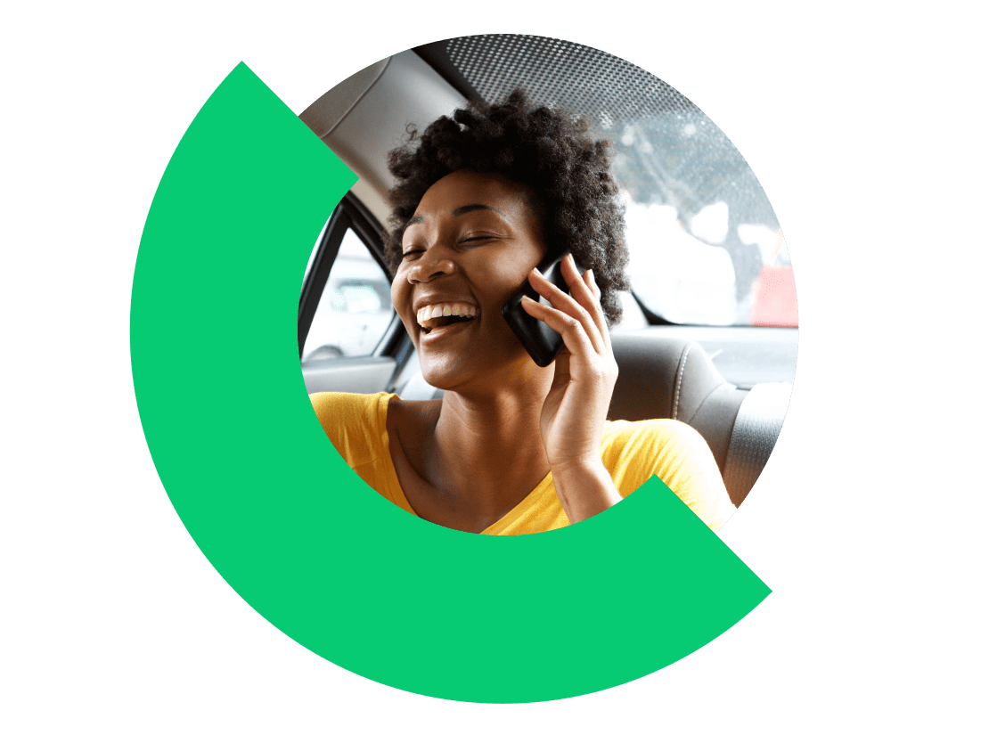 Mitarbeitende eines Autohauses nutzt GoTo Connect für Kundenrückfragen.
