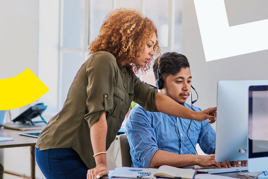 Coaching für Manager:innen und Schulungsagent mit KI-Qualitätsmanagement-Software, wobei die Mitarbeitenden Headsets tragen und an Arbeitsplätzen arbeiten.