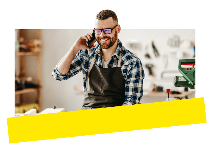Inhaber eines Kleinunternehmens nutzt unkompliziert die Tools von GoTo Connect Complete CX.