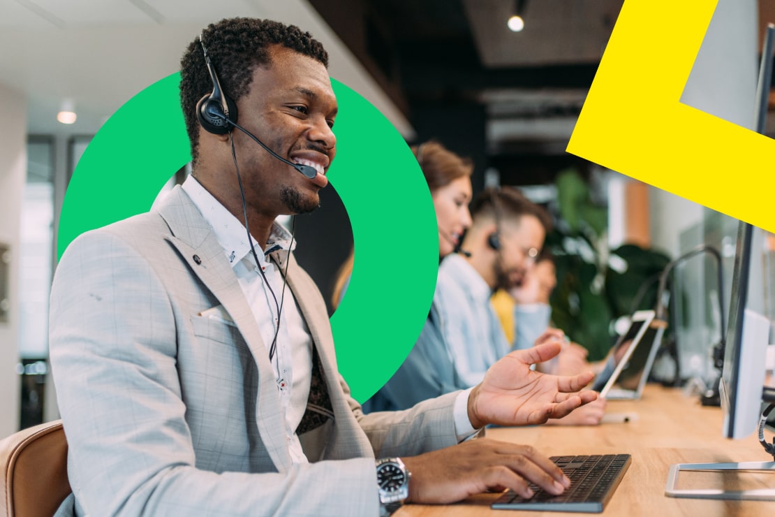 Ein Kundendienstmitarbeiter mit Headset spricht mit einem Kunden bzw. einer Kundin und verwendet dabei synchronisierte CRM-Daten.