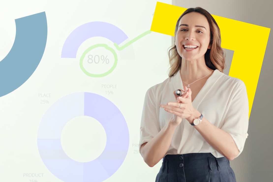 Eine Mitarbeiterin gibt Erkenntnisse aus integrierten Anrufdaten aus GoTo Connect und CRM-Daten weiter, um den Service zu verbessern.