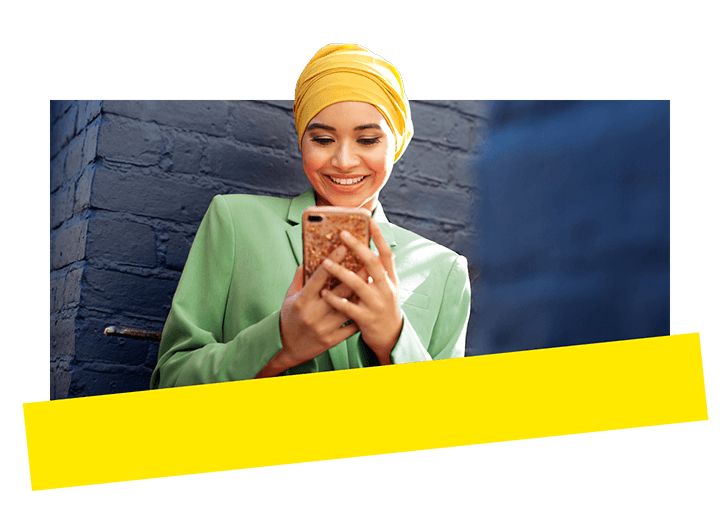 Ein junges Teammitglied verwendet GoTo Connect KI für die nahtlose Kommunikation mit Kund:innen über das Smartphone.