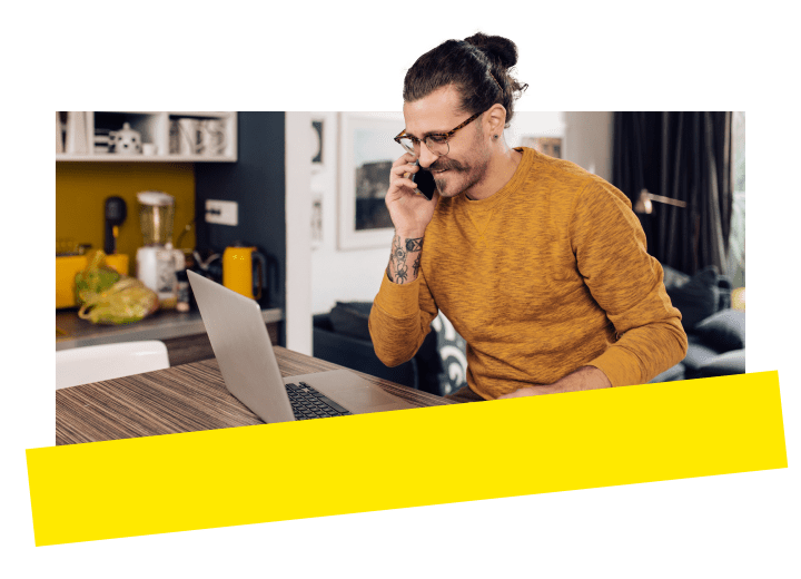 Ein Profi verwendet zufrieden GoTo Connect im Homeoffice.