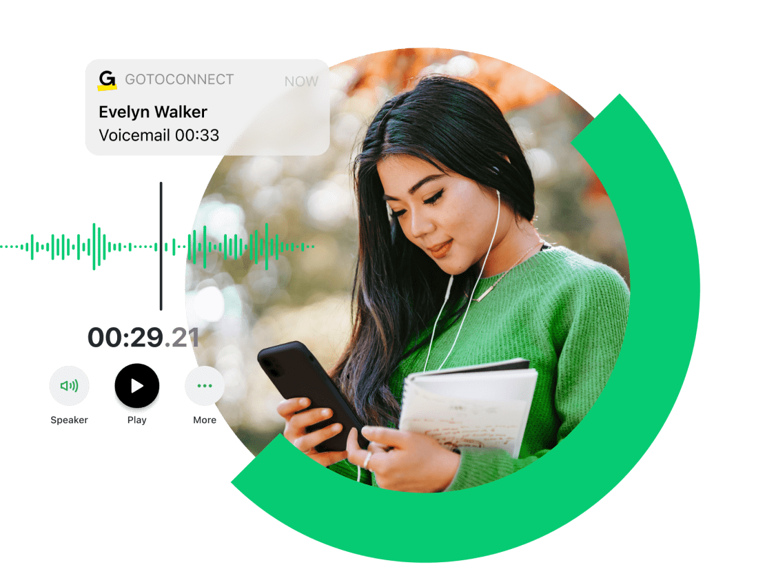Collage einer Remotemitarbeiterin, die unterwegs ihre Voicemails abhört. Zu sehen sind Optionen für die Voicemail-Wiedergabe und die Nachrichtendauer.