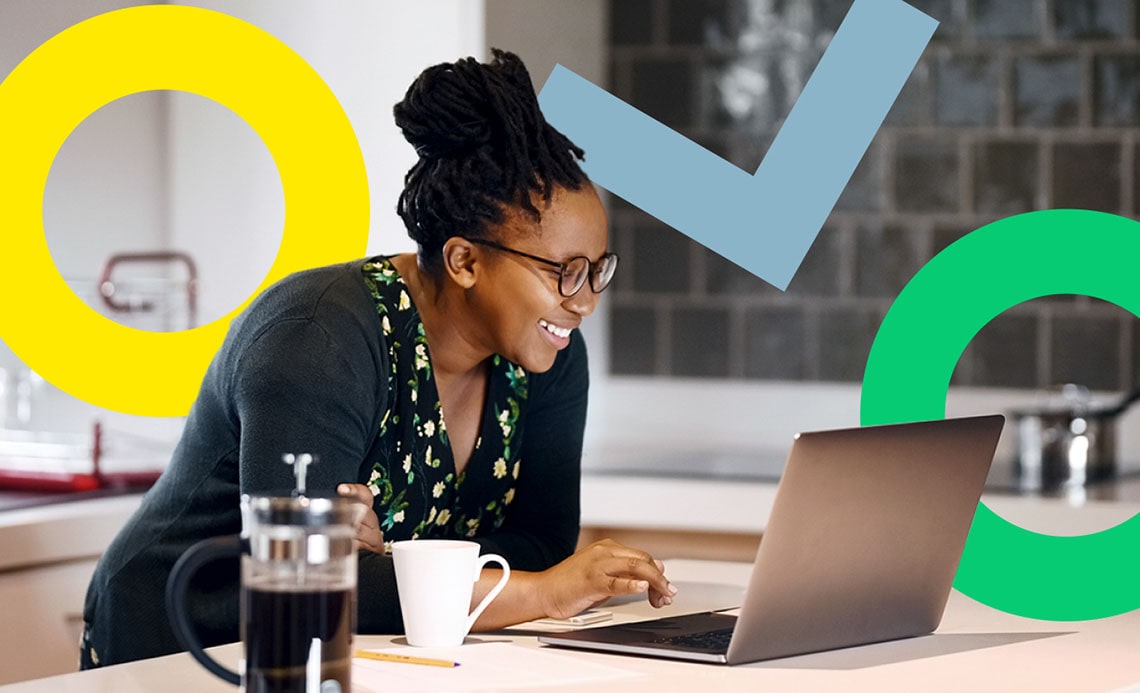 Eine Frau richtet mühelos das GoTo Connect-Abo auf ihrem Laptop ein.