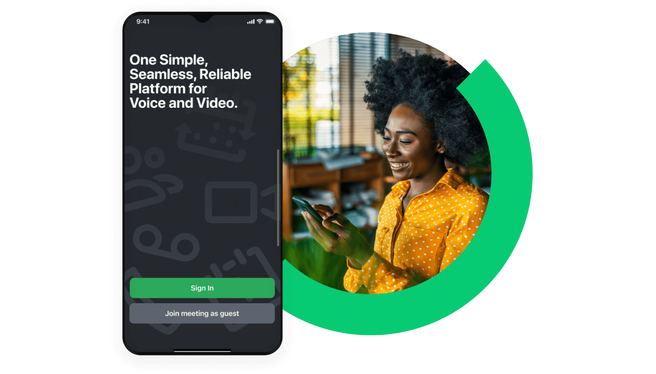 Eine Mitarbeiterin lächelt während des Onboardings in GoTo Connect auf ihrem Mobiltelefon.
