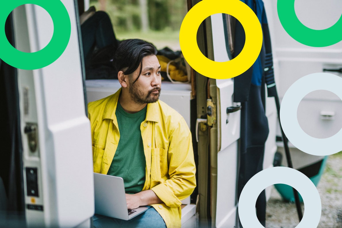 Ein Mitarbeiter nutzt von unterwegs aus Tools für die Online-Zusammenarbeit auf dem Laptop.